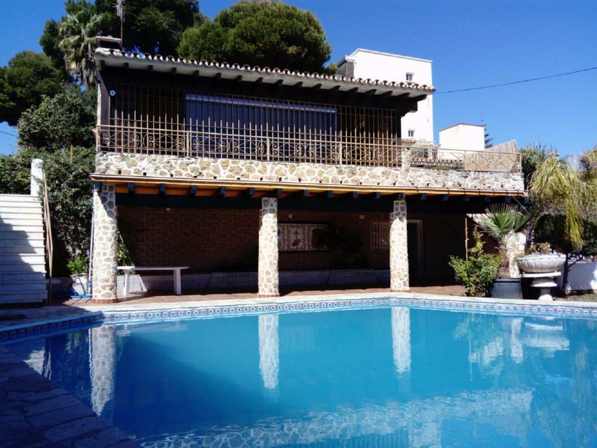 Con Piscina Privada 度假居 *